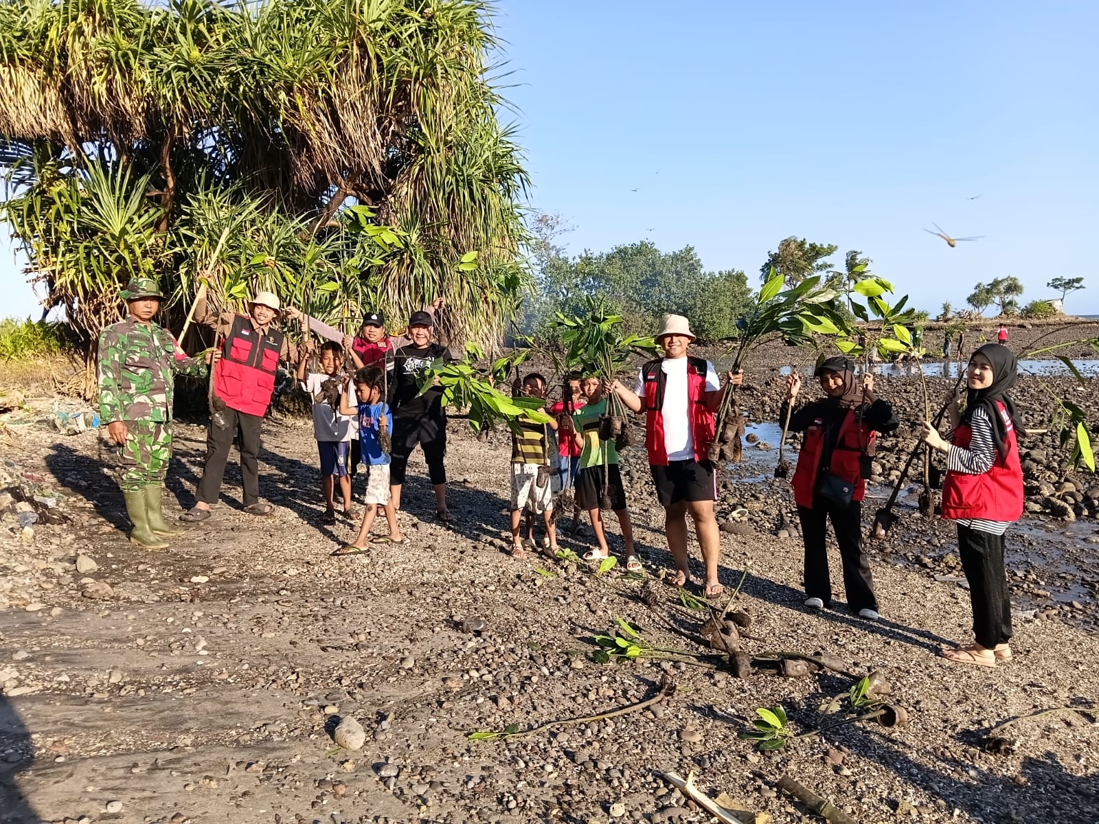 🌿 300 Mangrove Ditanam Serentak! Tiga Pilar Turun Langsung Pimpin Aksi Hijau di Pesisir Ujung Labbu, Warga dan KKN UNHAS Bersatu di Pantai Kelurahan Lembang