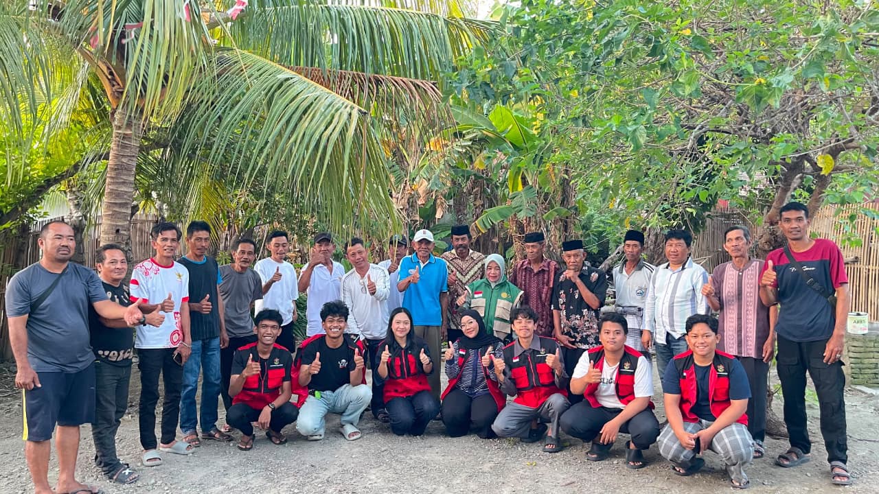 Olah Sekam Padi Jadi Briket, Mahasiswa KKN-T Unhas Latih Kelompok Tani di Bantaeng