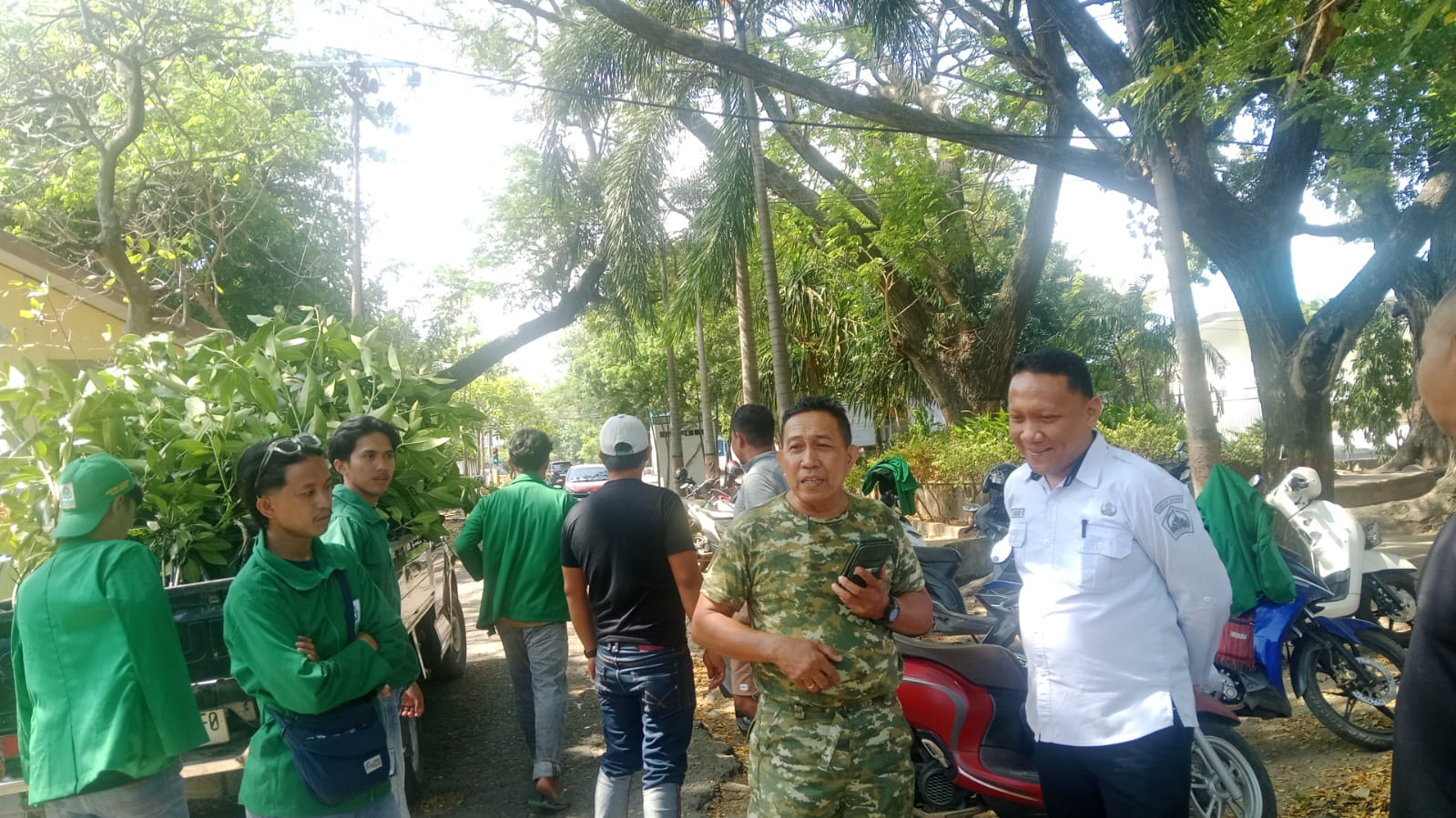 TERIK MATAHARI TAK SURUTKAN SEMANGAT, KKN UIN DAN KODIM 1410 BANTAENG SIAPKAN BIBIT MANGROVE UNTUK AKSI LINGKUNGAN